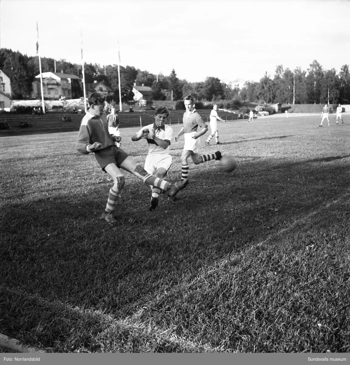 Fotbollsmatch i Idrottsparken, IFK Sundsvall-Ljunga. Match- och lagbilder.