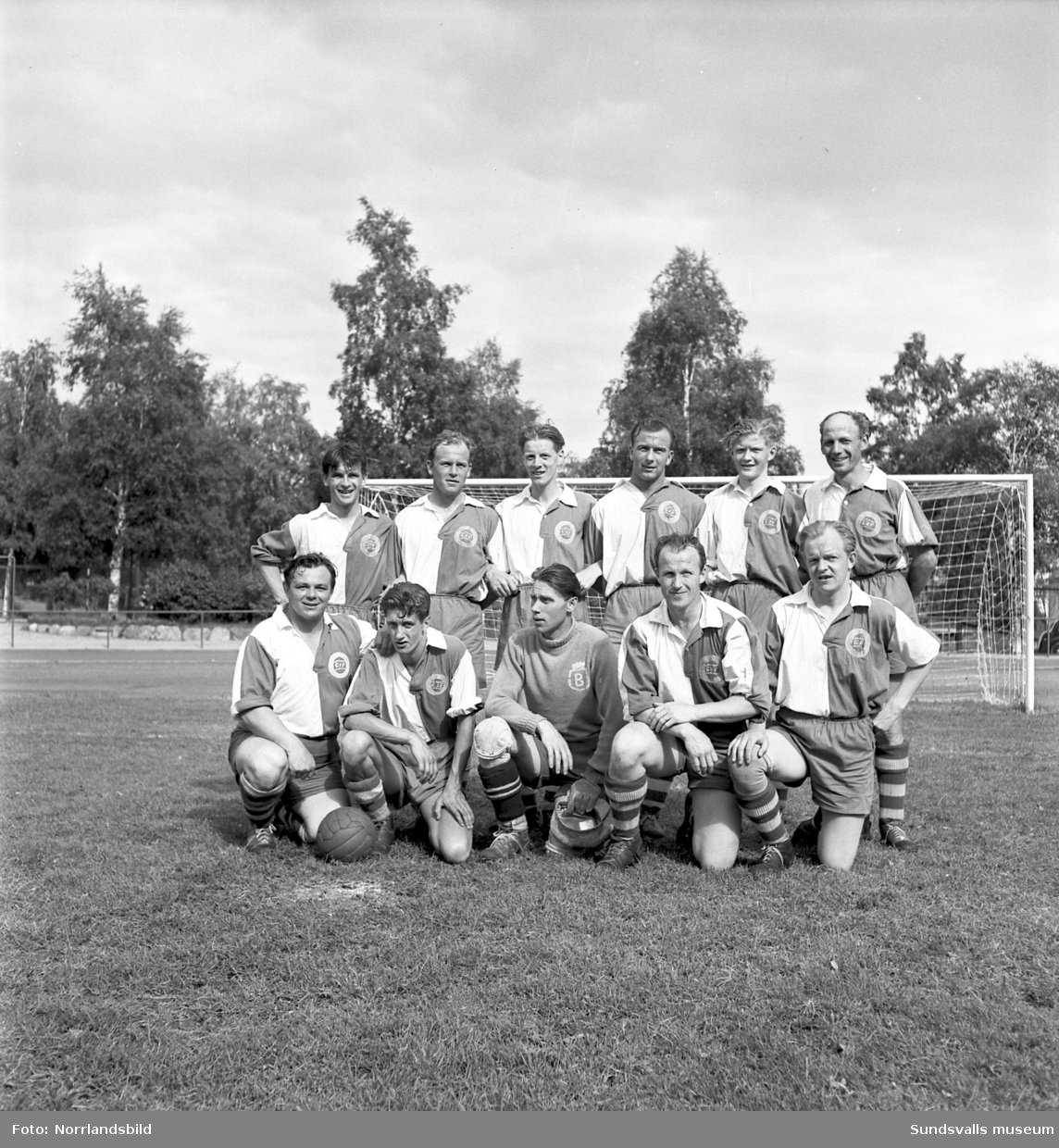 Fotbollsmatch i Idrottsparken mellan brandkåren Sundsvall och brandkåren Gävle.