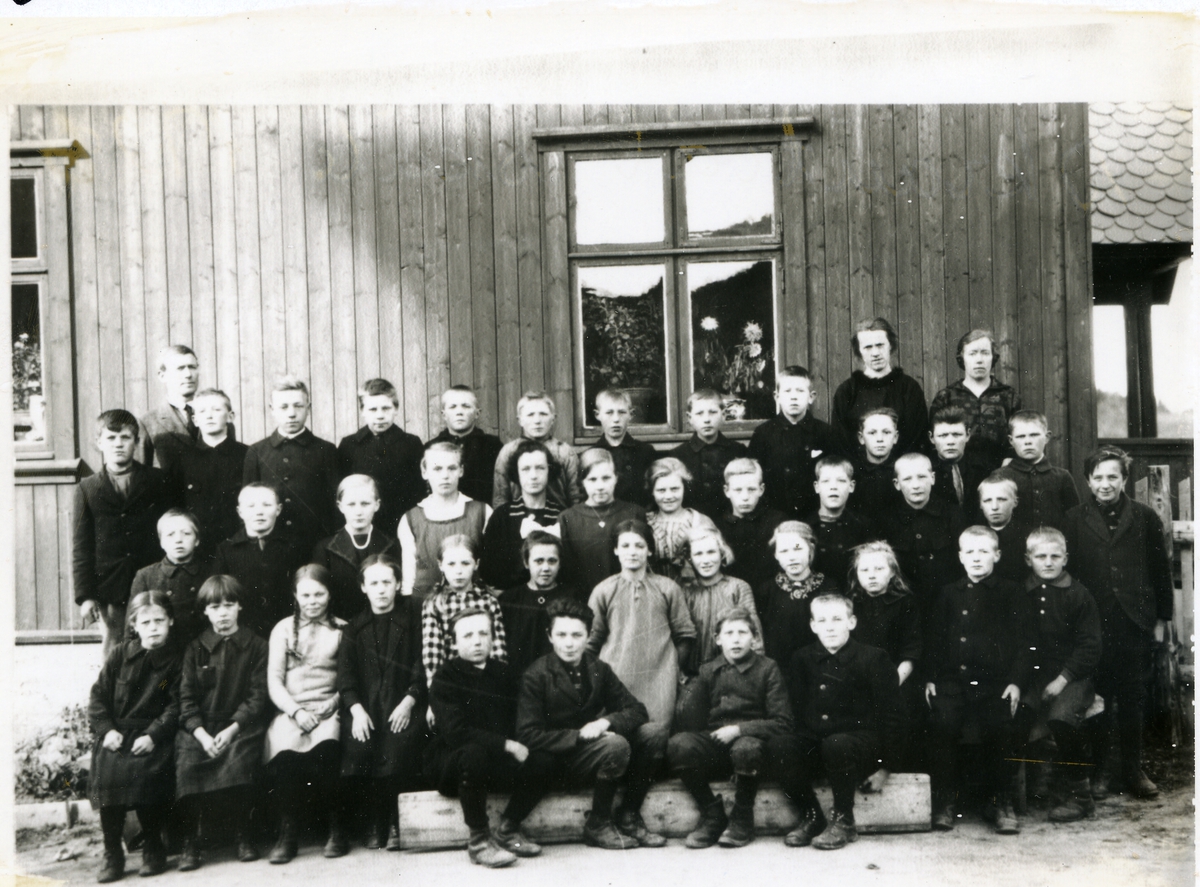 Elevar og lærarar ved Skrautvål skule.
