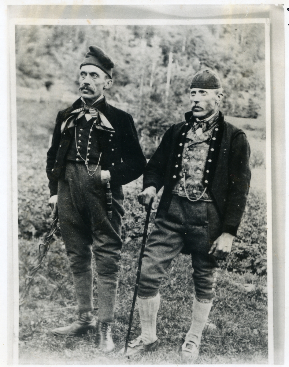 To bunadkledde menn fotografert ute. Ca 1907. Haldor H. Brænd, Aurdal (t.v.) og Ola Brenno, Bagn (t.h.)