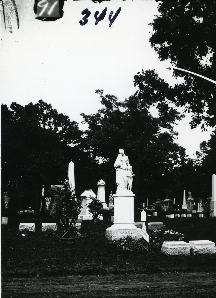 Kirkegård i Amerika. Større monumenter og gravsteiner.