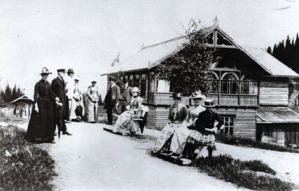 Mennesker foran bygning ved Tonsåsen Sanatorium