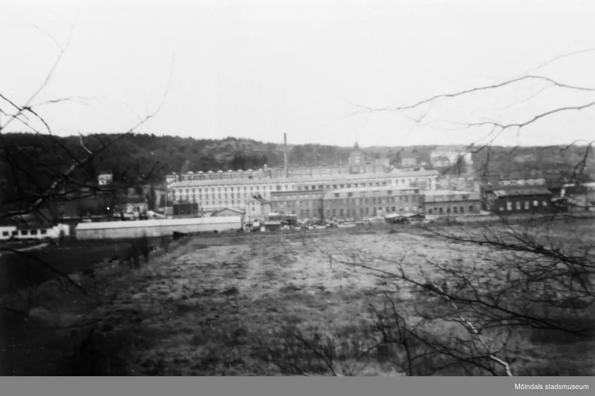 Vy över Krokslätts fabriker från östra sidan av Mölndalsån. Troligtvis 1935-1940.