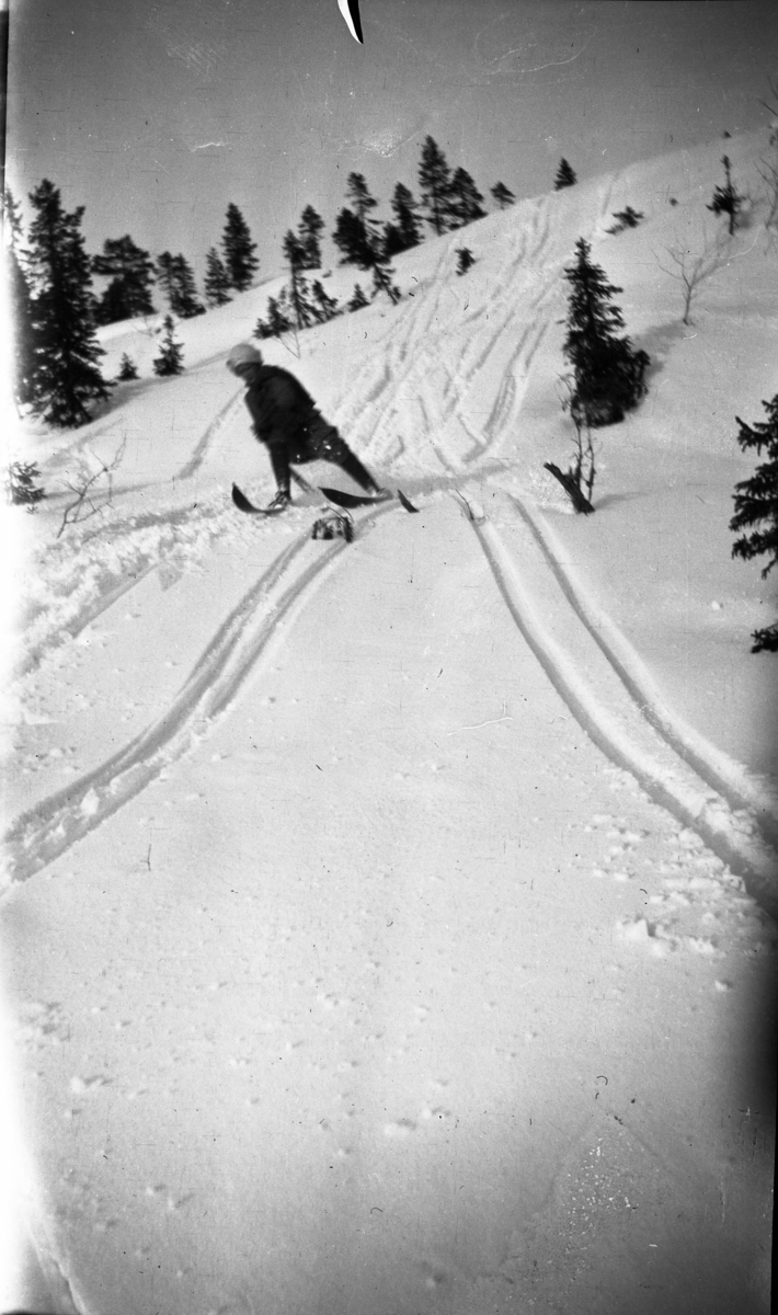Fotoarkivet etter Gunnar Knudsen. En kvinne på ski i full fart ned en bakke fotografert.