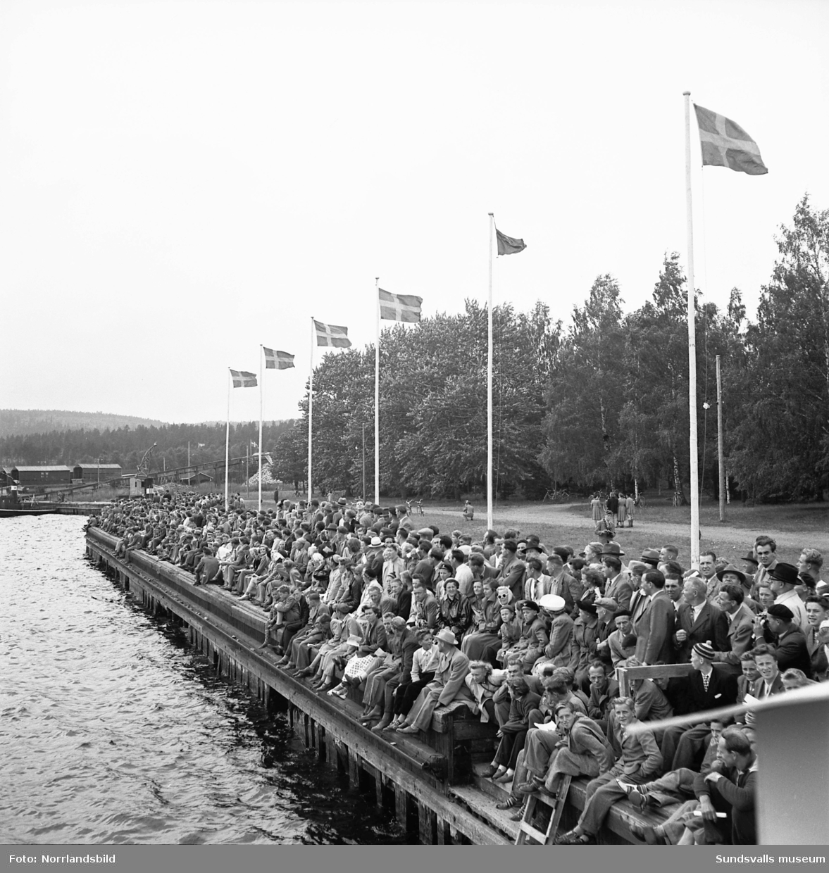 Kanot-SM i Fagervik 1950. Tävlingsbilder, publik, sekretariat under bar himmel och gruppbilder/porträtt.