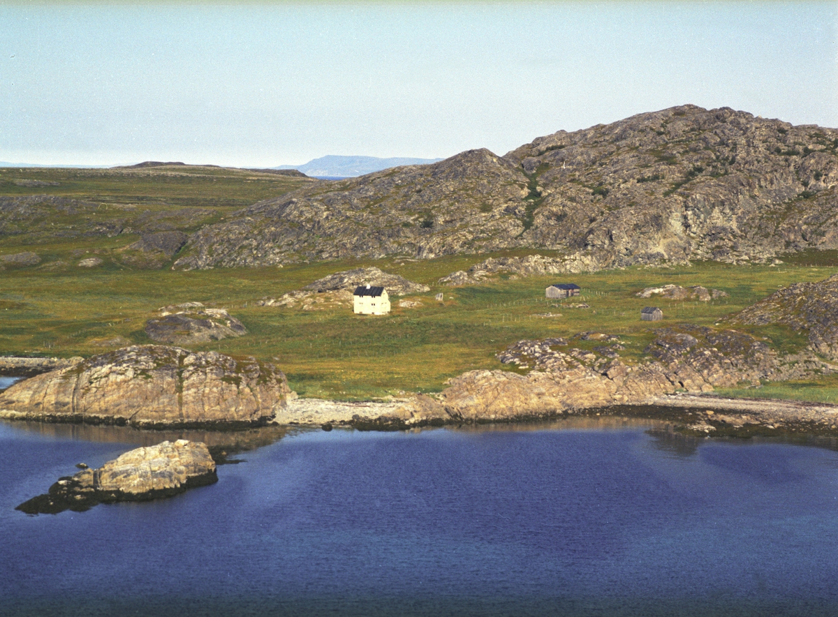 Flyfoto fra Sommervik, Laksefjord. Negativ nr. 122673. Kunden var Jakob ...