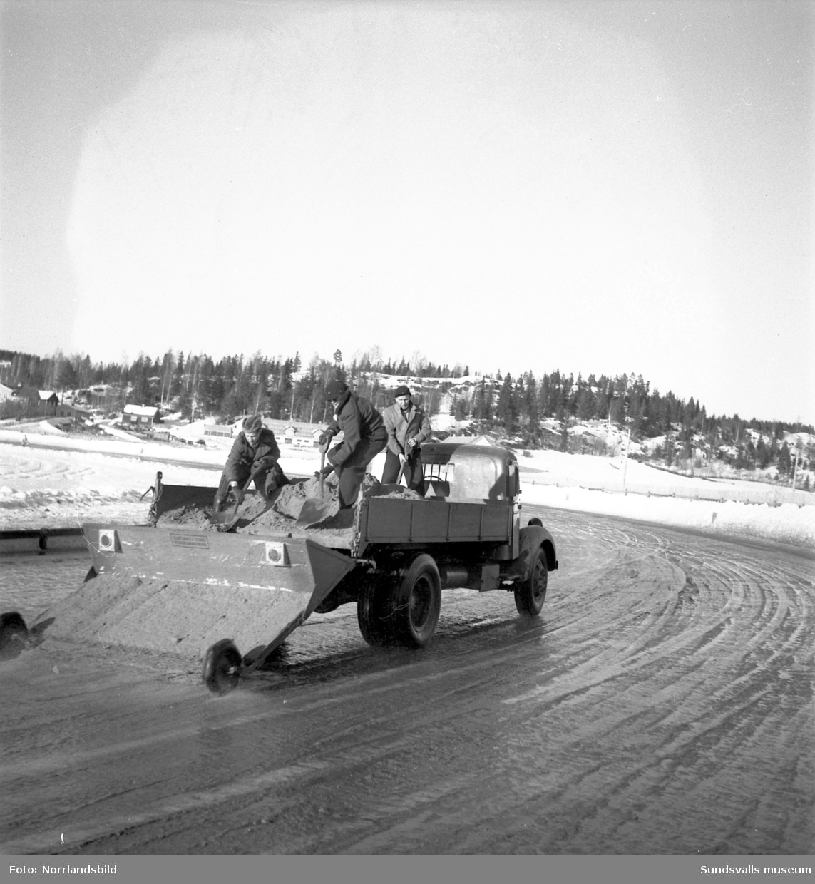 Biltävlingar på Bergsåkers travbana 1950.