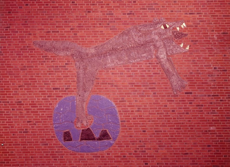 Denna varg satt på väggen till byggnaden där PM 5 var inrymd. Utsmyckningen är gjord av Anders Liljefors, som var verksam vid Gustavsbergs porslinsfabrik. Han var barnbarn till Bruno Liljefors.
Foto fr. 1960-talet.