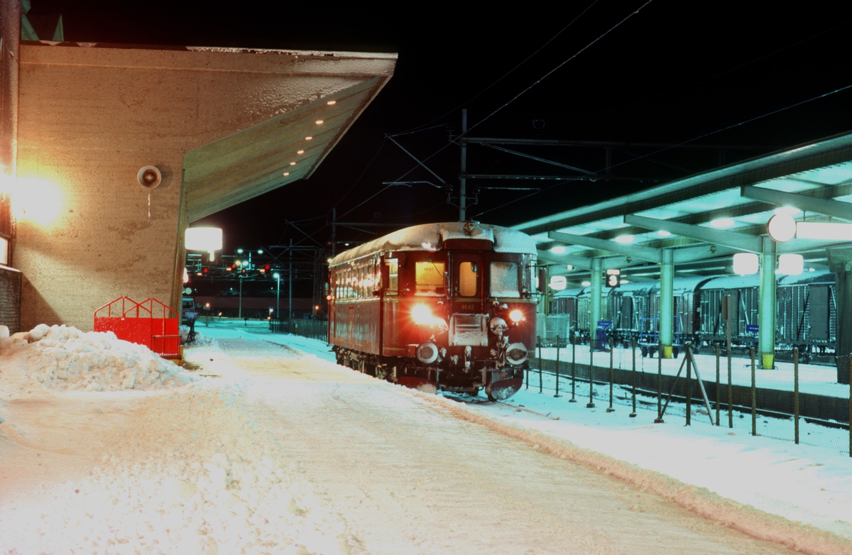 Lokaltog til Stjørdal med NSB motorvogn BM 86 62 på Trondheim stasjon en vinterkveld.