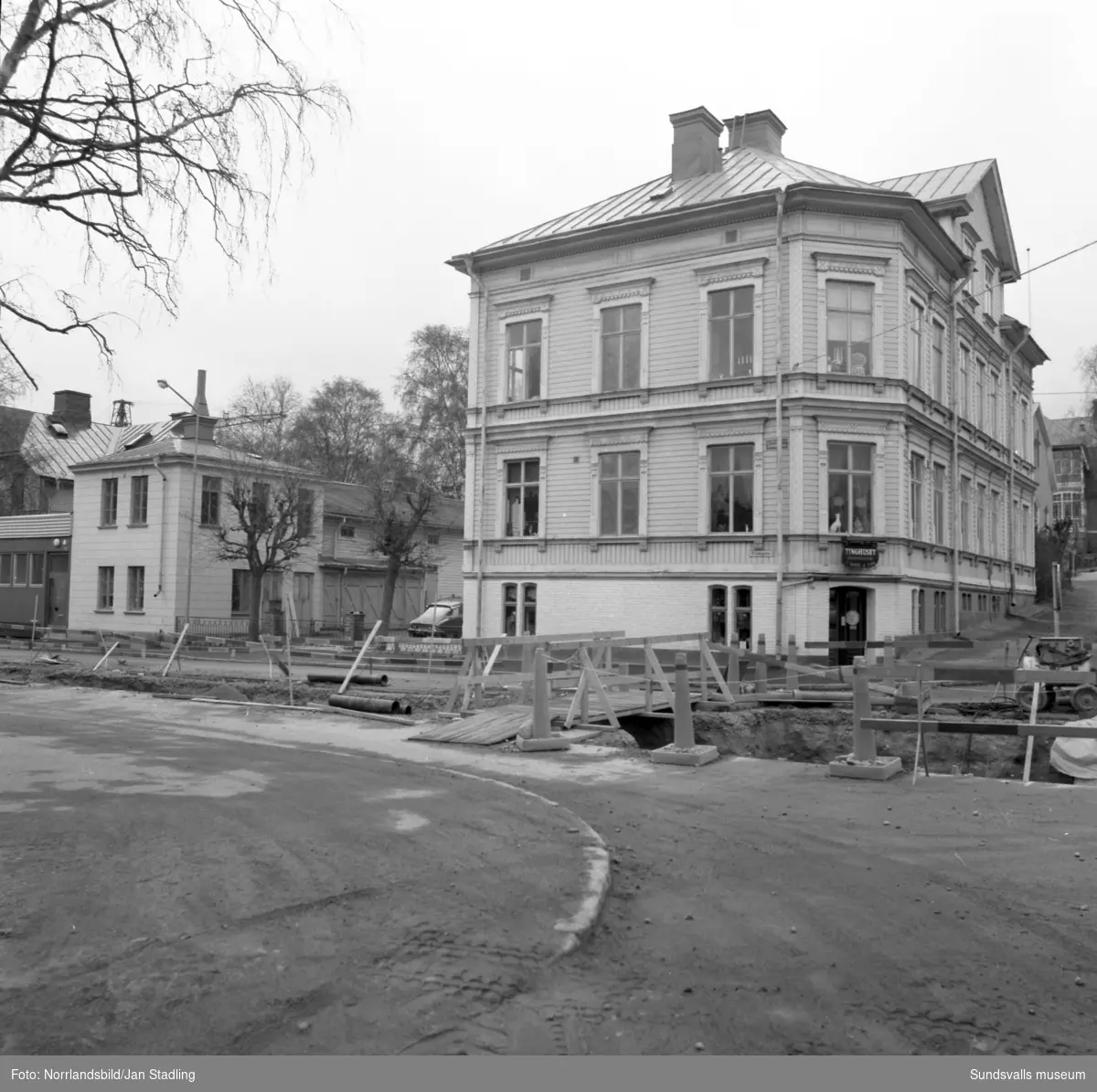 Tinghuset i hörnet Fredsgatan-Östra Långgatan var förmodligen Sundsvalls första inredningsbutik. Tre våningar fullproppade med prylar, allt från te på lösvikt till gardiner och spetsar samt hemtrevliga Kafé Krusidullen. Exteriör- och interiörbilder.