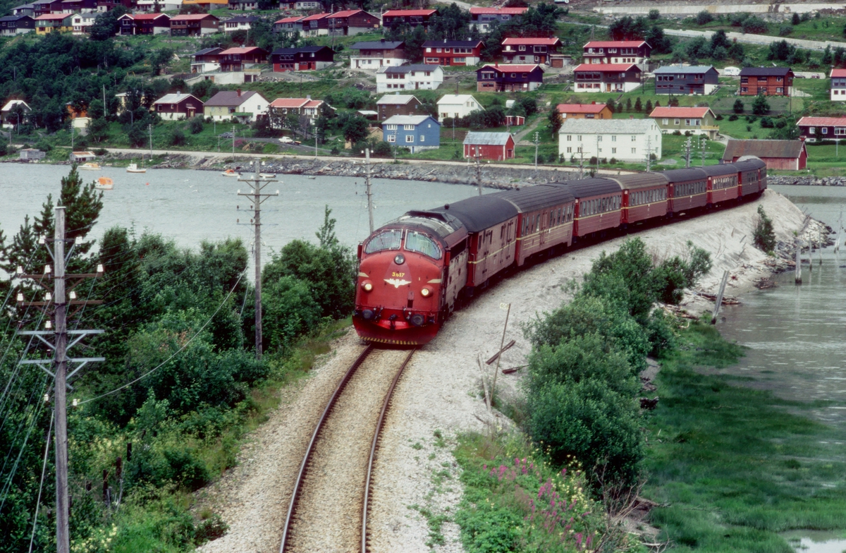 Sørgående dagtog 452 Bodø - Trondheim med NSB dieselelektrisk lokomotiv Di 3 617 og vogner type 3 på vei inn mot Mosjøen.