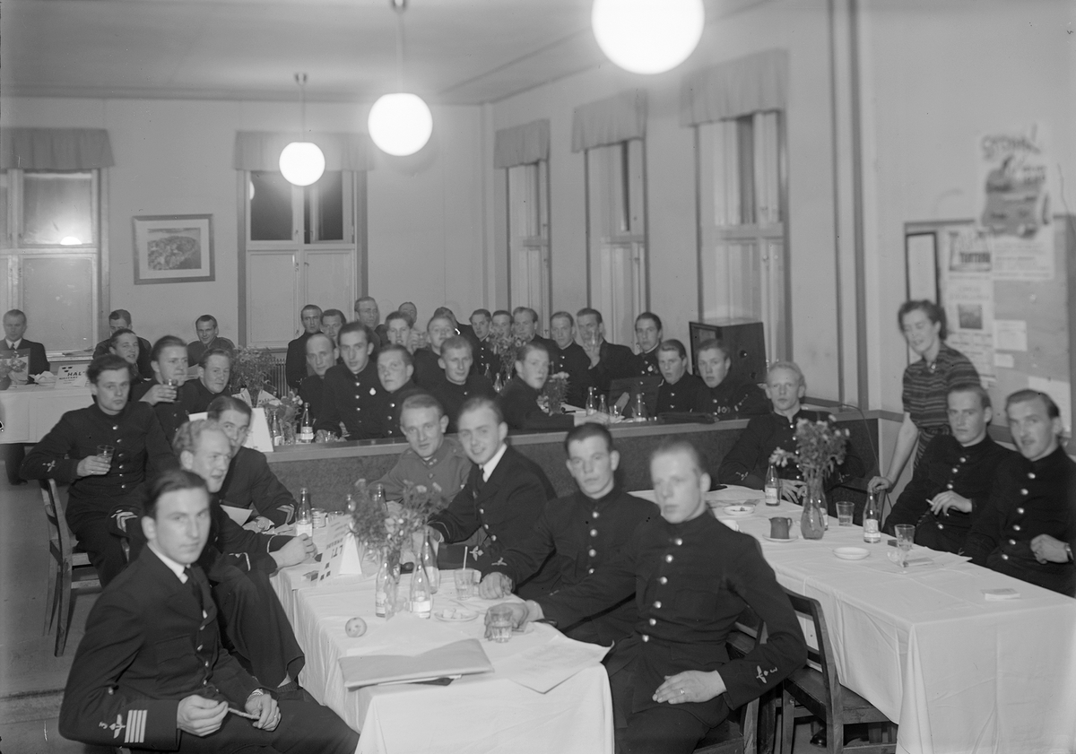 Divisionsafton på 3:e divisionen på F 3 Östgöta flygflottilj, 1943. Grupporträtt av militärer med sällskap sittandes till bords.