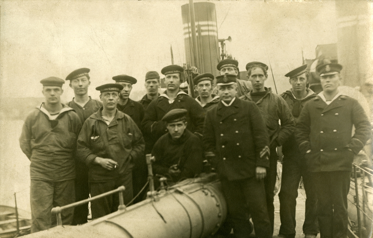 Gruppbild med sjömän ombord en torpedbåt. Gustaf Andersson heter andra personen från höger sida.