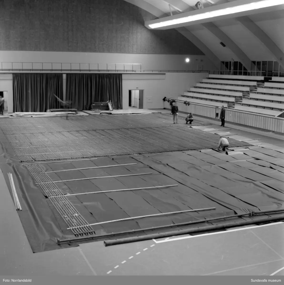 Isolering av golvet och isläggning i Sporthallen för showen Holiday on ice.