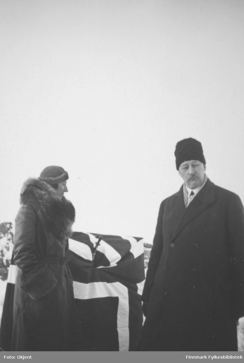 Fotografi tatt i Finnmark under kronprinsparets påsketur over Finnmarksvidda i 1934. Kronprinsesse Märtha til venstre. Foto: Ukjent.