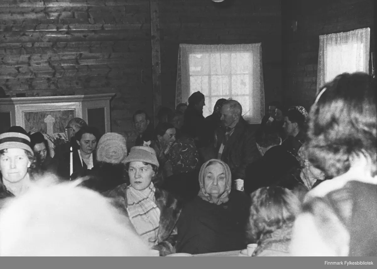 Folk sitter i bedehuset og feirer påske med kaffe og kaker i Nord-Finland eller i Finnmark. Dette er en læstadiansk samling.