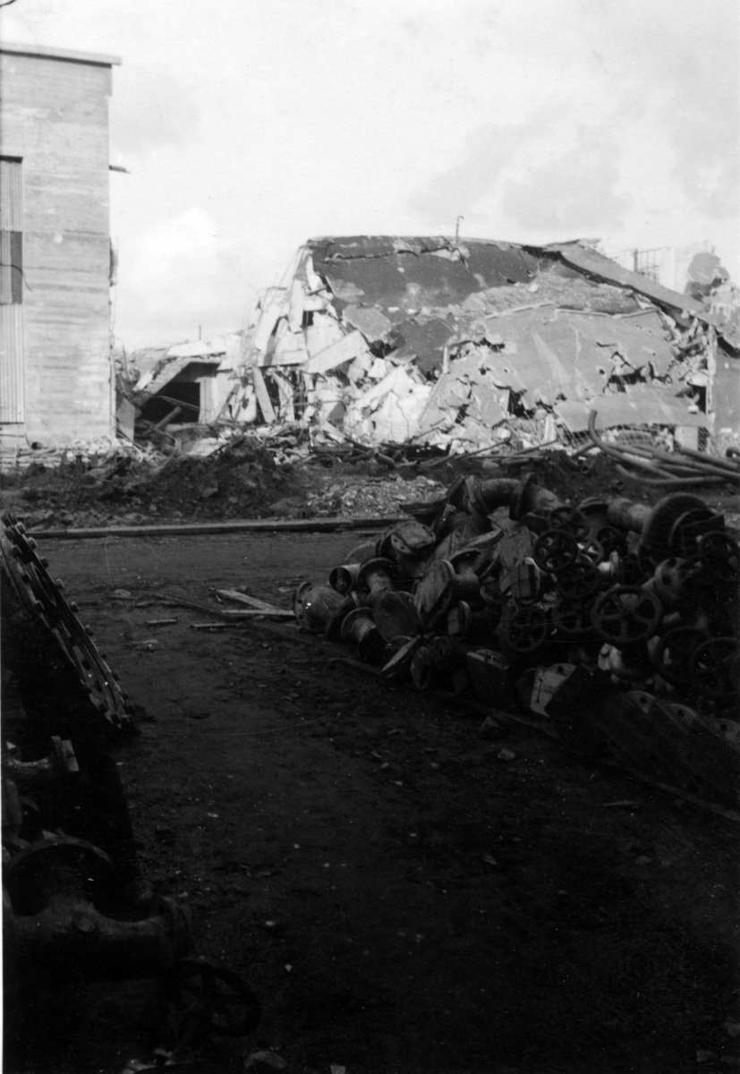 Bombingen av Hydro Herøya i 1943.
Fotografiene ble brukt av motstandsbevegelsen under krigen. Umiddelbart etter bombingen Av Hydro Herøya i 1943 ble Odvar Hugstmyr og kameraten sendt inn i det bombede fabrikkområdet for å fotografere/dokumentere ødleggelsene bombingen hadde medført. Bildene ble formidlet til de allierte slik at de kunne bestemme seg for om yttligere bomberaid var nødvendig.