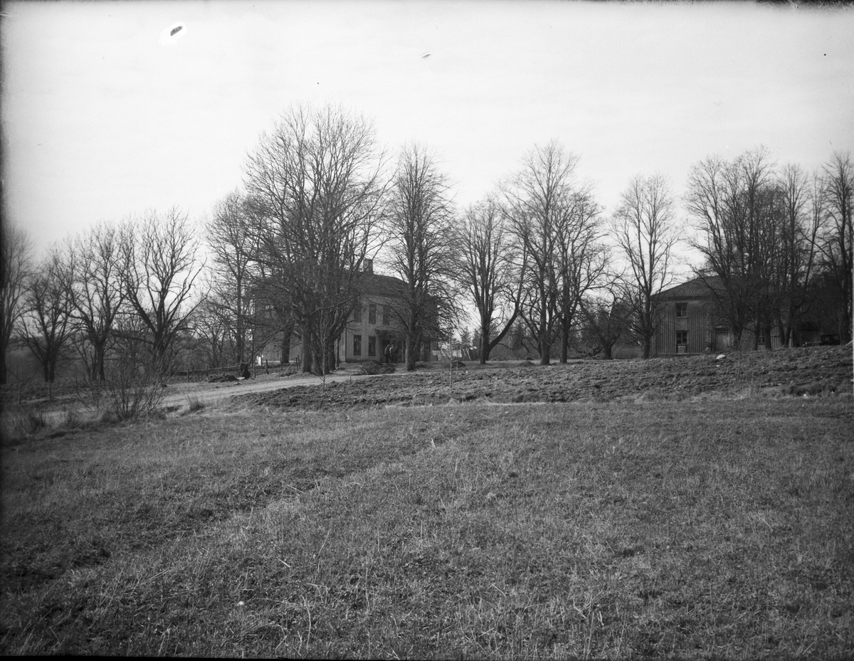 Den äldsta manbyggnaden till höger. Bågenholm Laxarby