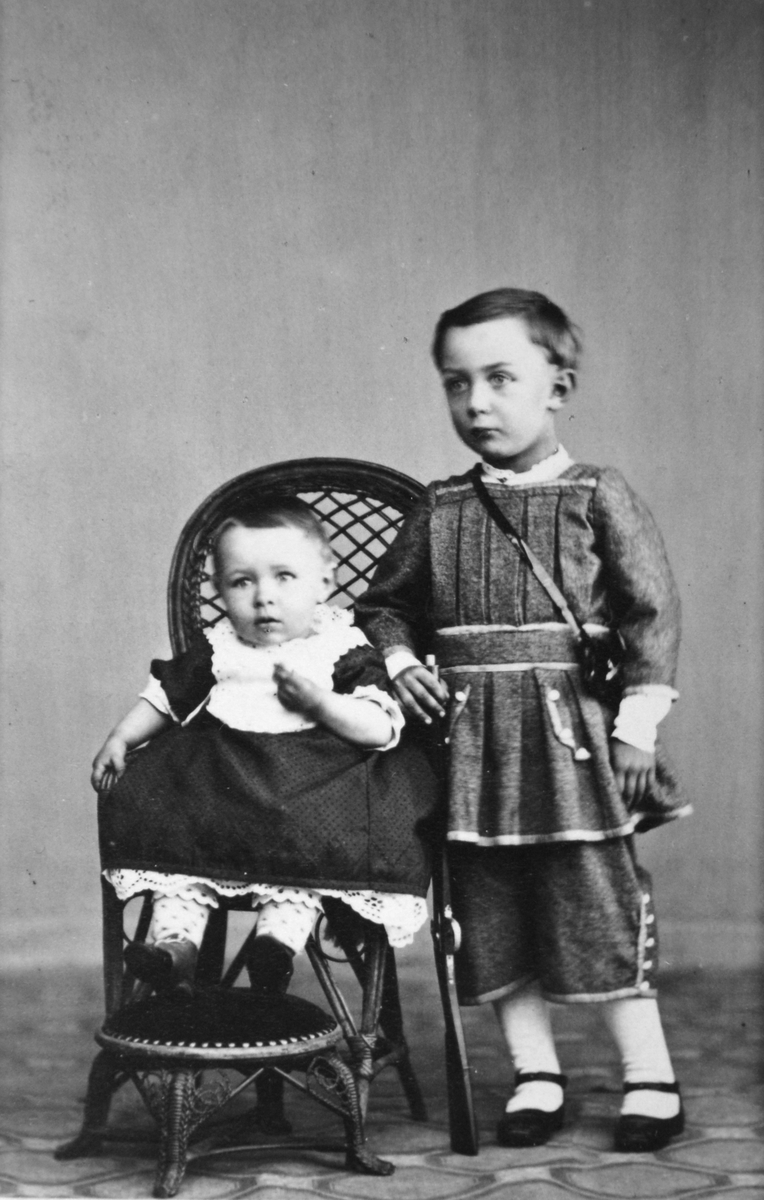 Christian Thams og hans tre år eldre bror Wilhelm August.