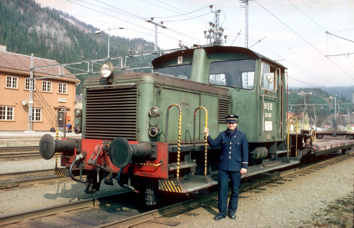 Skinnetraktor type Skd 220c 189, bygget av Levahn, på Støren stasjon med fører. Type 220 kunne kjøres av lokomotivførerassistenter og i noen tilfeller av utvendig stasjonsbetjening i henhold til "Traktoravtalen" mellom NSB og Norsk Lokomotivmannsforbund.