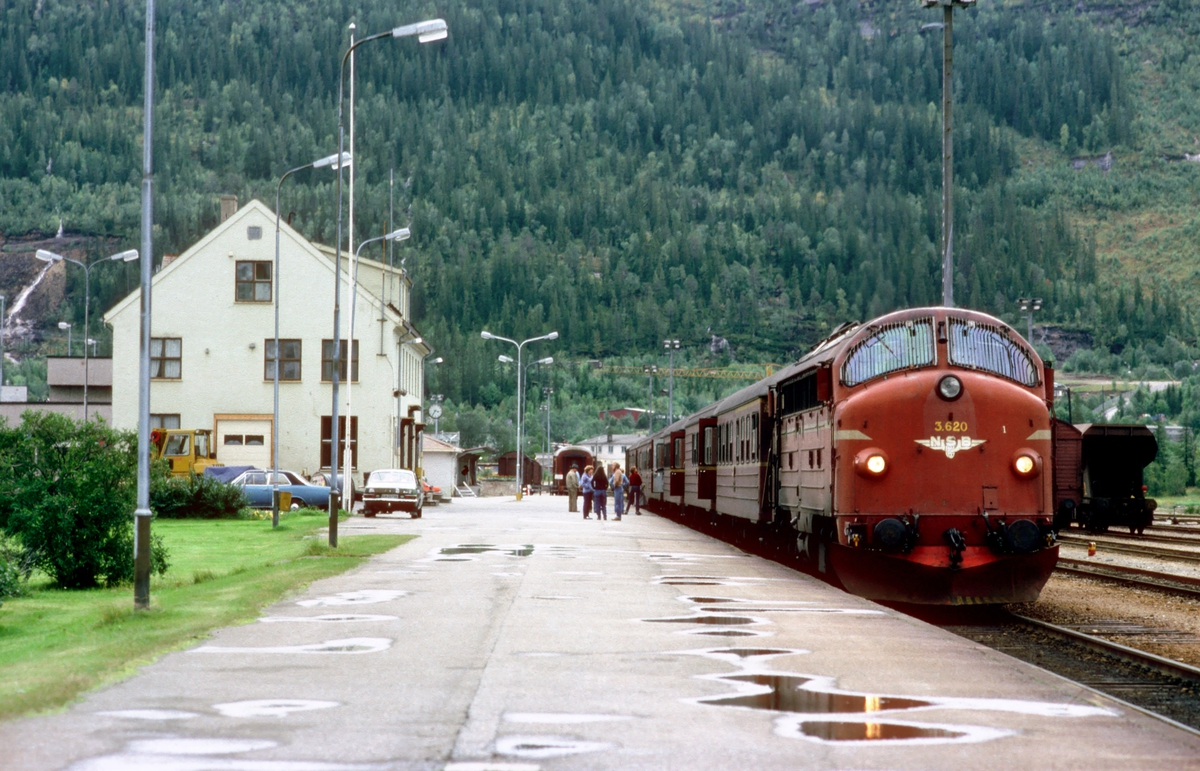 Nordgående daghurtigtog 451 Trondheim - Bodø i Mo i Rana med NSB dieselelektrisk lokomotiv Di 3 620.