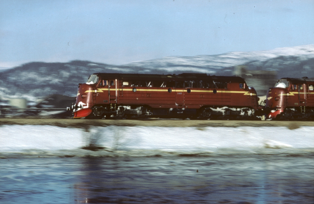 Fartsbilde av lokomotivet i tog 452 Bodø -  Trondheim på vei inn til Mo i Rana.