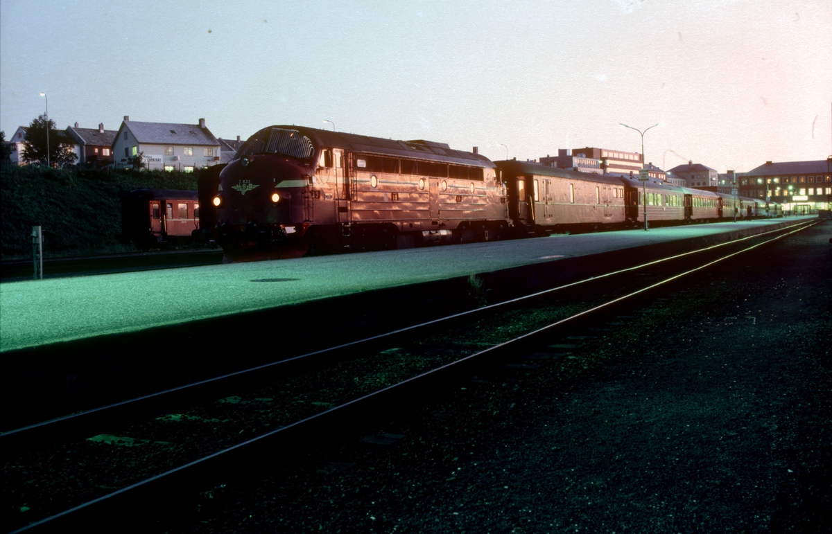 NSB nattog 456 står klar til avgang fra Bodø med to dieselelektriske lokomotiver type Di 3.