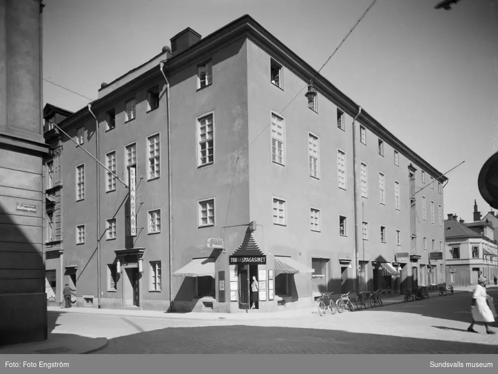 Folkets Hus i korsningen Nybrogatan-Rådhusgatan. Hotell Standard, frisör samt Tobaksmagasinet är inrymt i byggnaden.