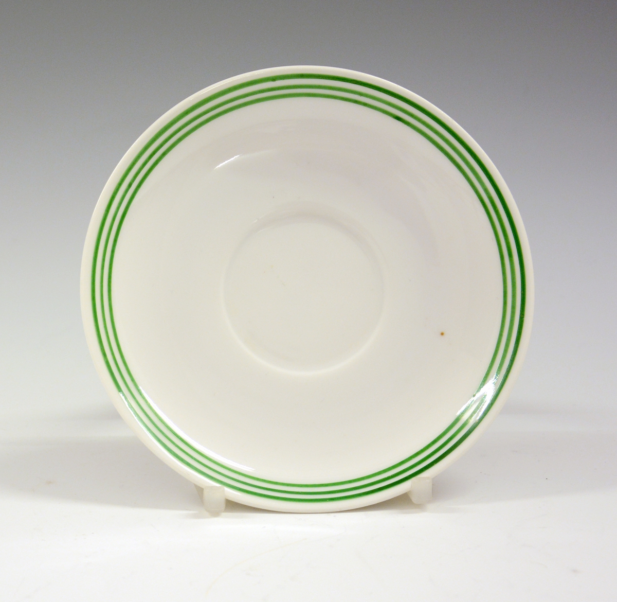 Kaffeskål i porselen til dukkeservise. Hvit glasur. Grønn strek.
Modell 1460.
Dekor "Hønen Petrine 1".