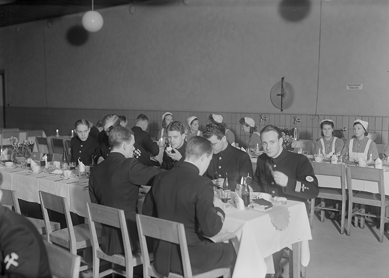 Julbord på F 3 Östgöta flygflottilj, 1945. Dukat bord med gäster. 3 bilder.