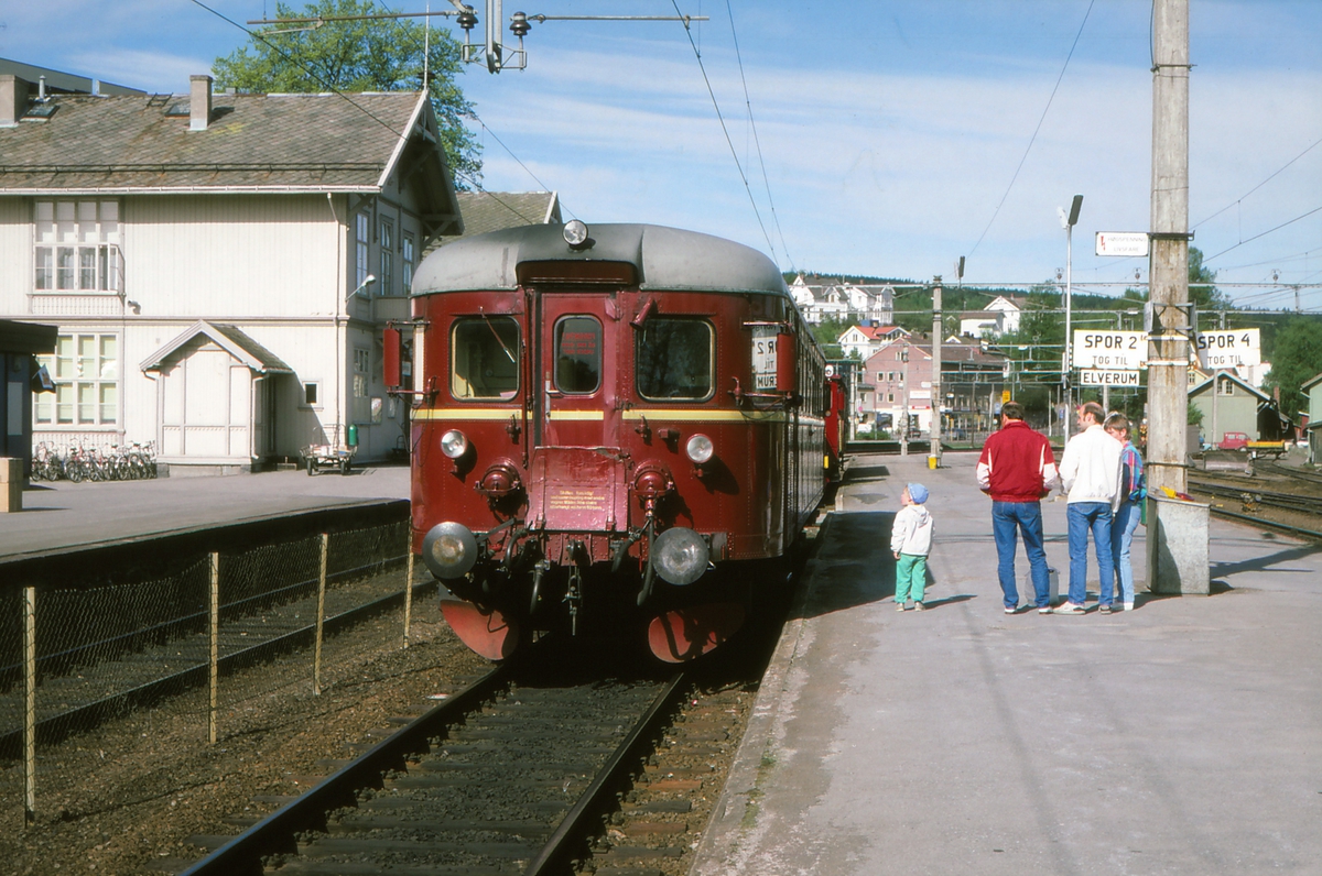 Tog til Elverum og Hamar på Kongsvinger stasjon.