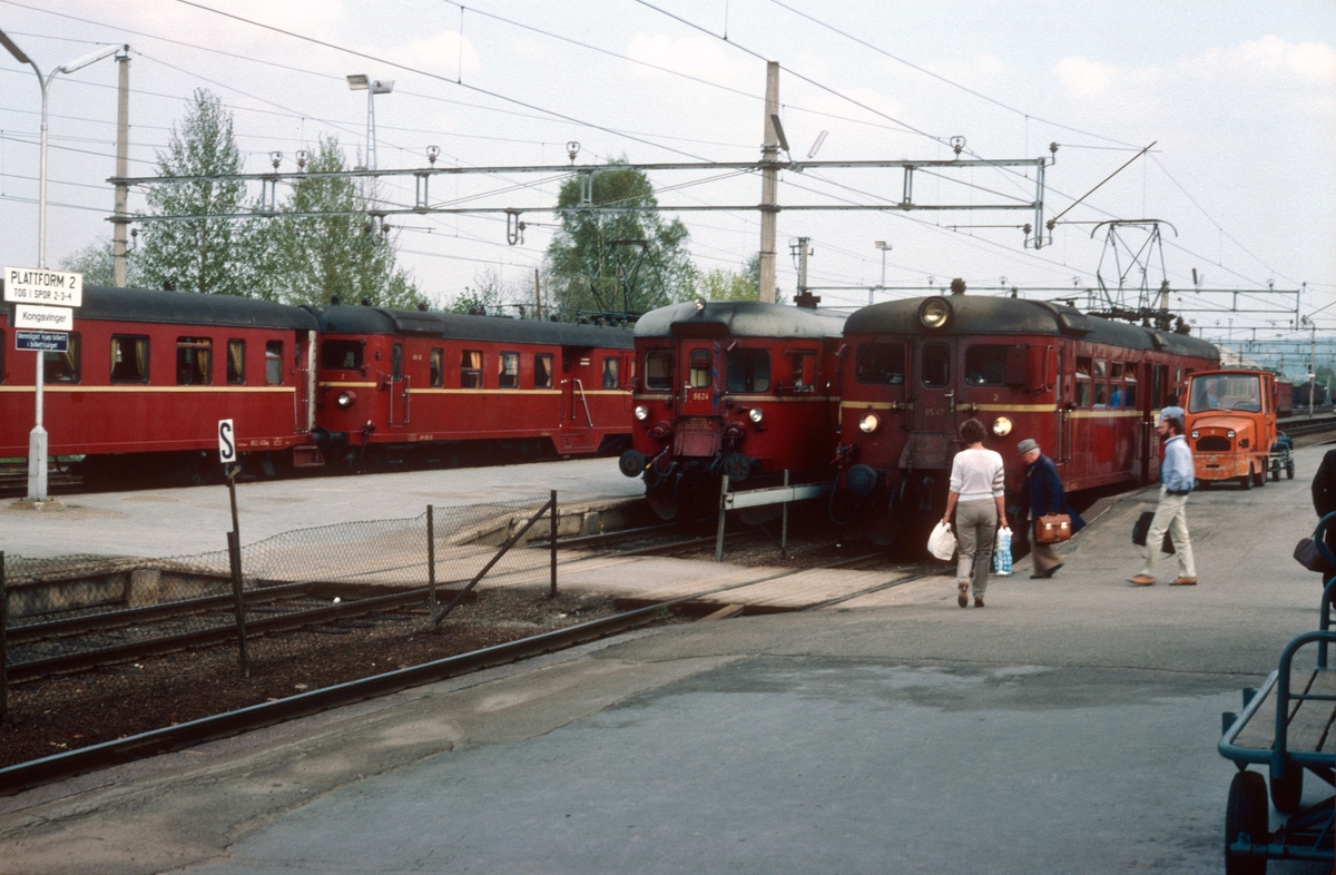 Togtid på Kongsvinger stasjon. Tog fra Magnor i spor 1, fra Elverum i spor 2 og tog til Oslo S i spor 3.