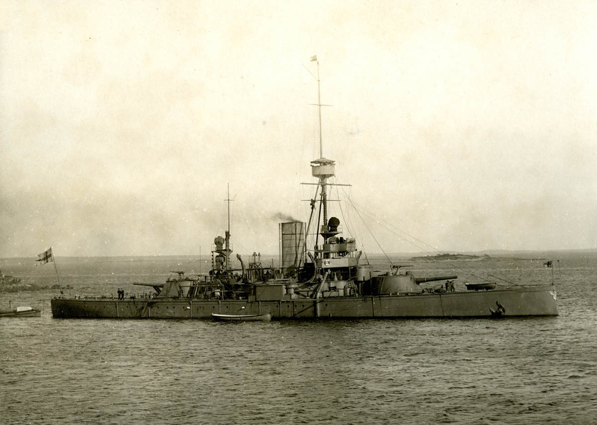 Fartygsporträtt av Pansarskeppet ODEN efter ombyggnad 1915 på Karlskrona redd. De två skorstenarna har ersatts av en.