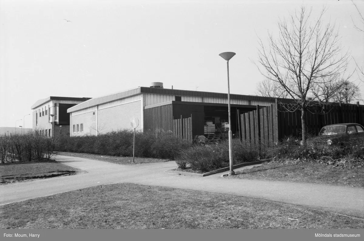 Livsmedelsbutiken Almåsboden i Lindome centrum, år 1985.

För mer information om bilden se under tilläggsinformation.
