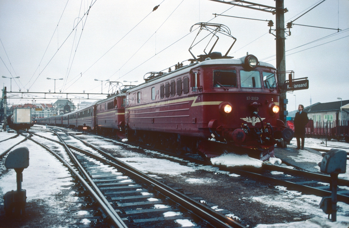 Sørlandsbanens dagtog Stavanger - Oslo V, Hurtigtog 702,  i Kristiansand stasjon med to lokomotiver type El 13.