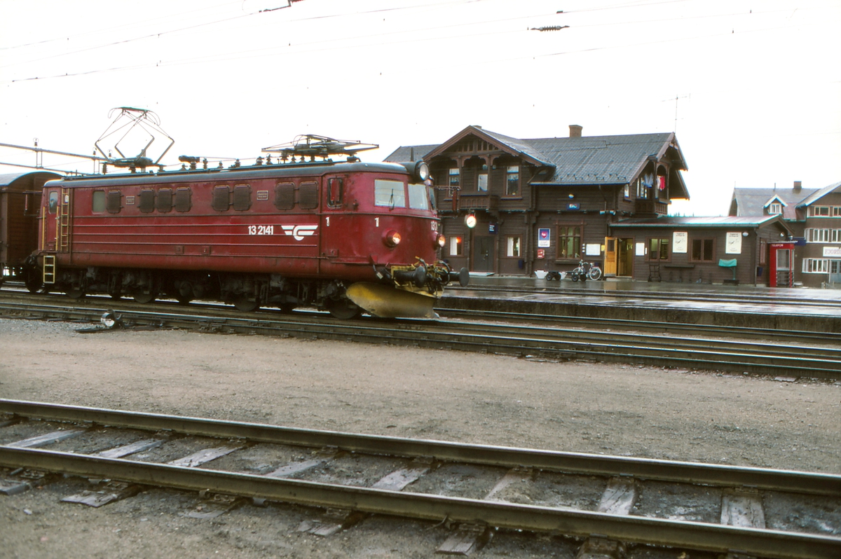 Roa stasjon. NSB godstog 5164 (Gjøvik Alnabru). Elektrisk lokomotiv El 13 2141.