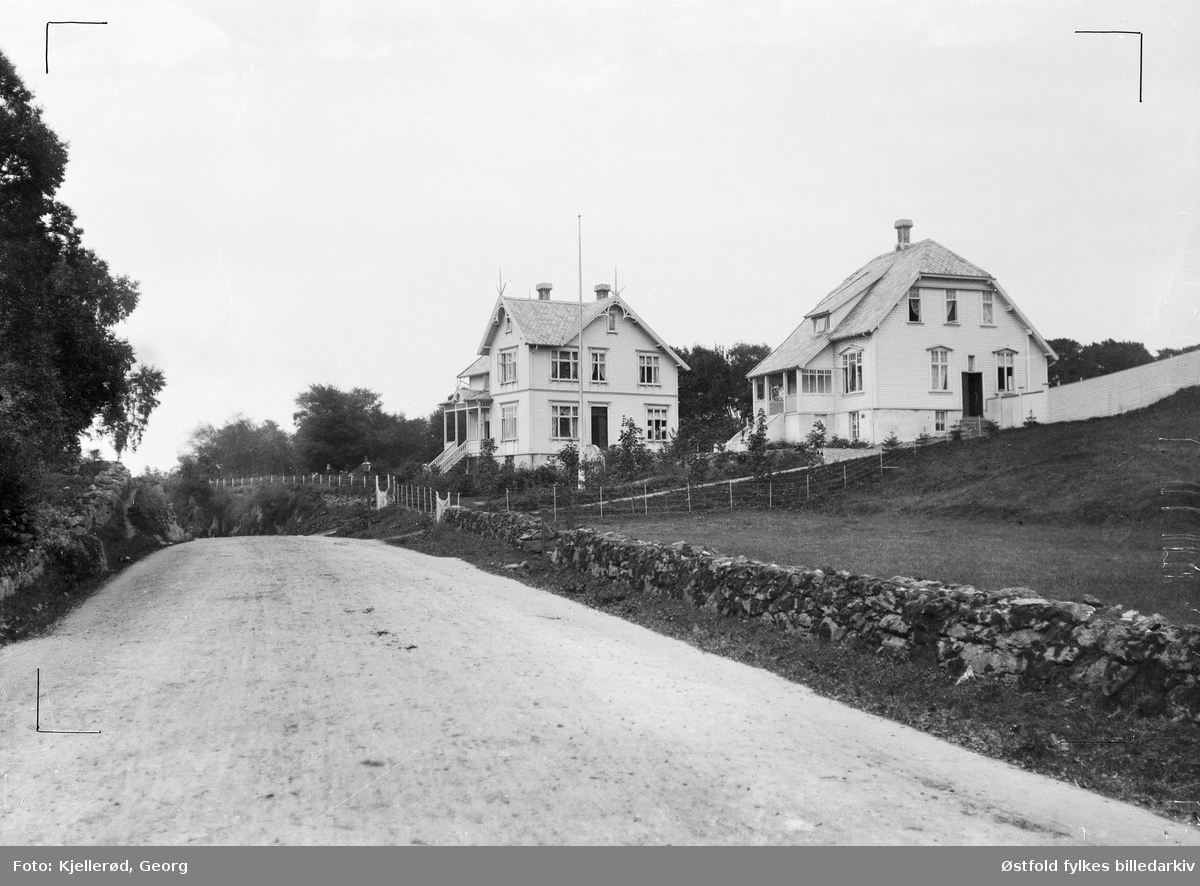Lagårdsveien 131 og 133 i Stavanger 1910. Lagårdsveien 133 ble bygd i 1905 som direktørbolig for Hillevaa Fabriker. Fabrikken fikk  navnet Hillevåg og Olte Fabriker A/S etter sammenslåing i 1911.