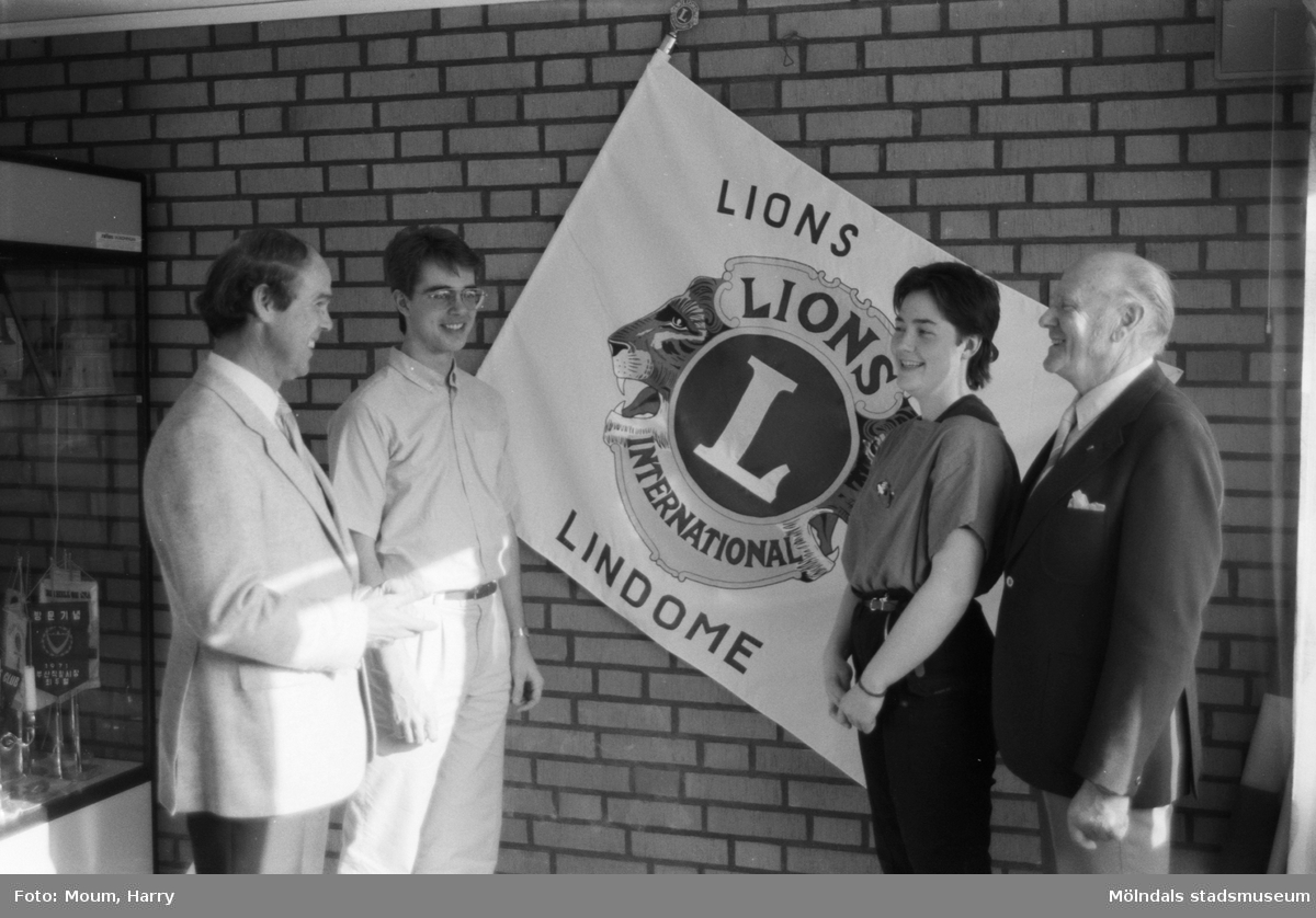 Lindome Lions delar ut kulturstipendium till ungdomar i Lindome, år 1985. "Lions Kjell Tengelin och Gösta Mattson önskar stipendiaterna lycka till."

För mer information om bilden se under tilläggsinformation.