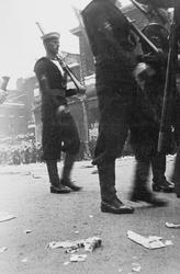 Marinesoldater marsjerer med gevær gjennom en gate  i London