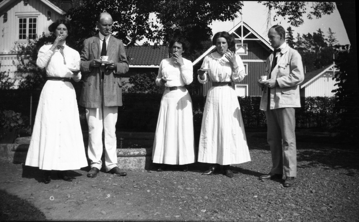 Fotoarkivet Etter Gunnar Knudsen Tre Kvinner Og To Menn Som Drikker