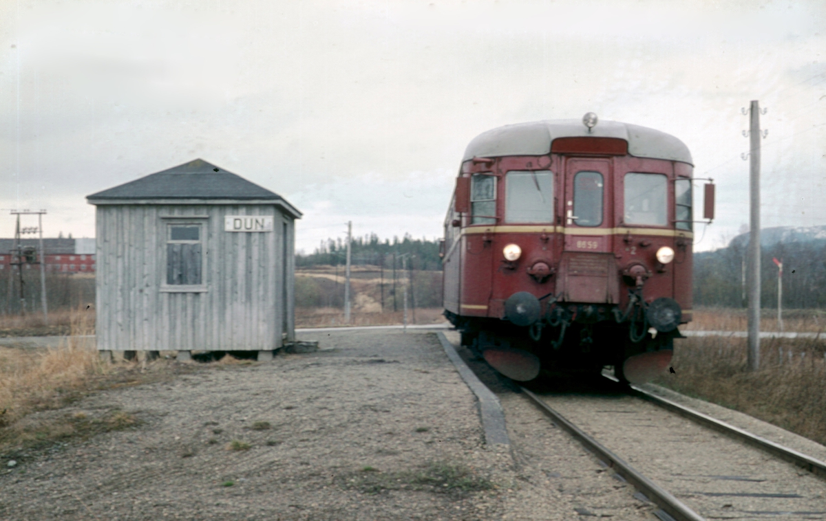 Dun holdeplass på Namsoslinjen. Persontog 484 (Namsos - Grong) med dieselmotorvogn BM 86 59.