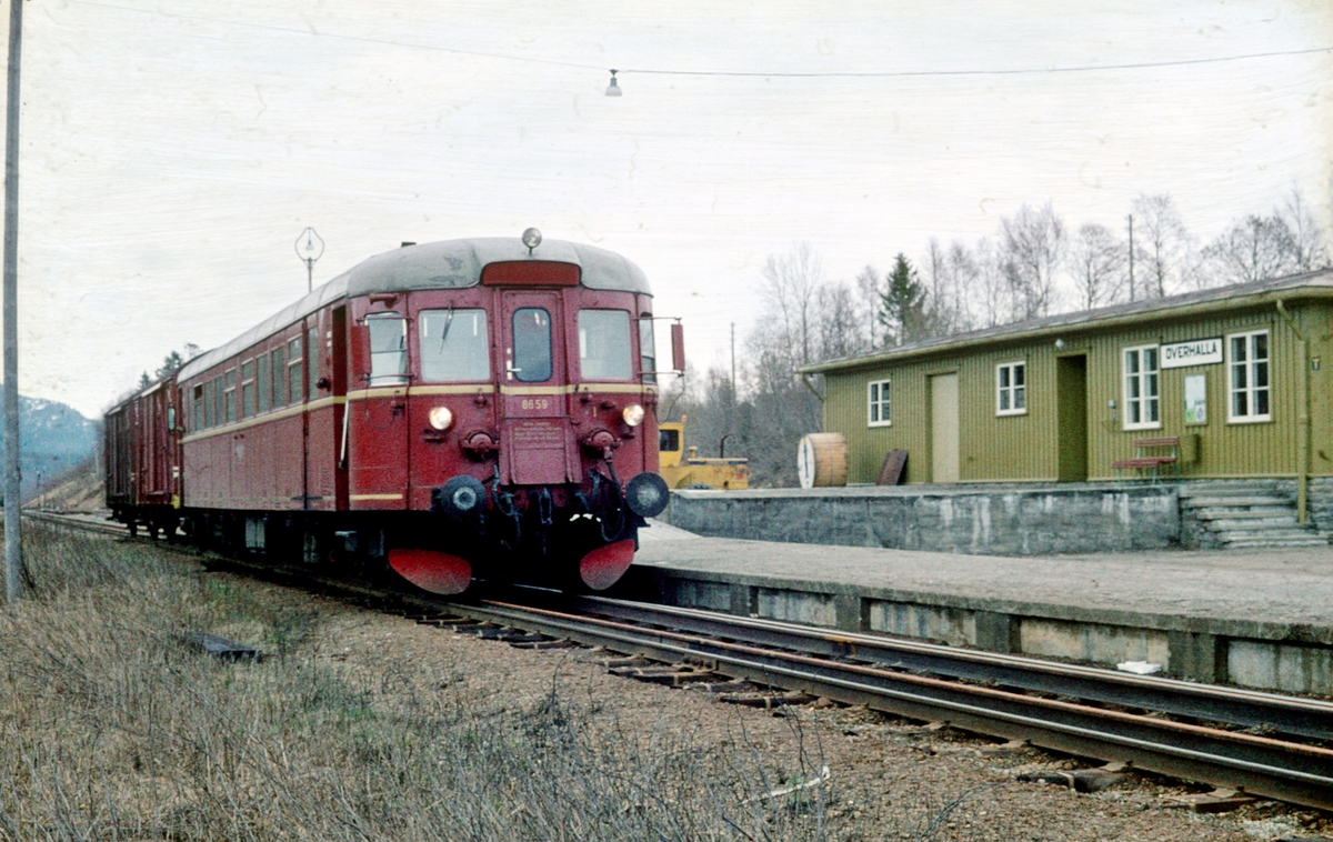 Persontog 483 stopper på Overhalla stasjon, Namsoslinjen. Dieselmotorvogn BM 86 59.