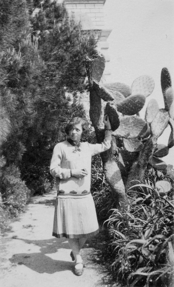 Klara Thams på en sti med store kaktus.