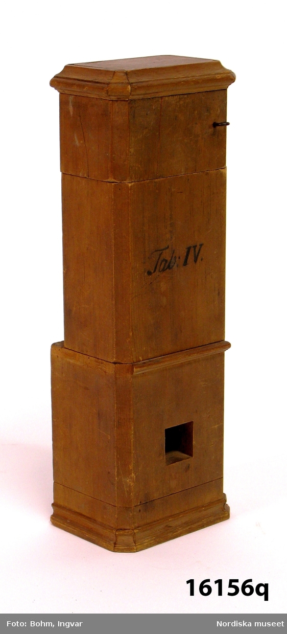 Modell av kakelugn (Q), 1770-tal, av trä. Isärtagbar konstruktionsmodell med rökgångssystem efter Carl Johan Cronstedts och Fabian Wredes vedbesparande uppfinning 1767. Har tillhört kakelugnsmakarämbetet i Stockholm.
/Anna Womack 2015