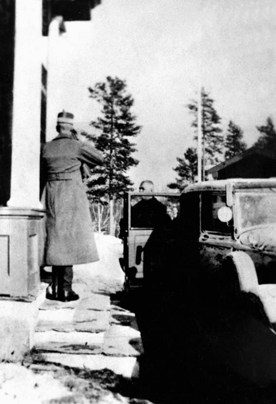 Kong Haakon utenfor Elverum folkehøgskole
