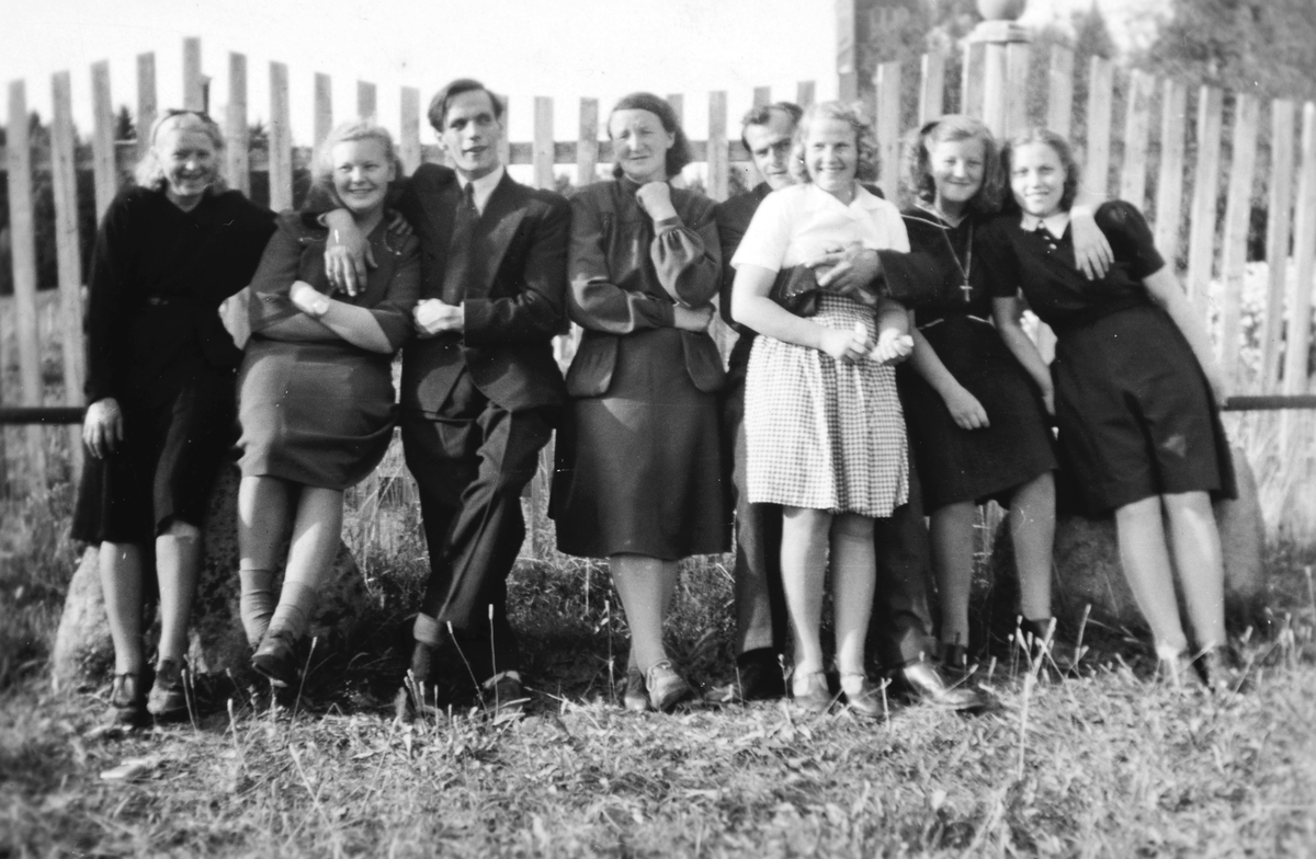 Øvre Vang kapell 1947. Venninner og slektninger av Solveig Lunde som omkom på sykkel ved Brattbakken ved Dælibakken. Nyhagen-jenter. Ukjente.