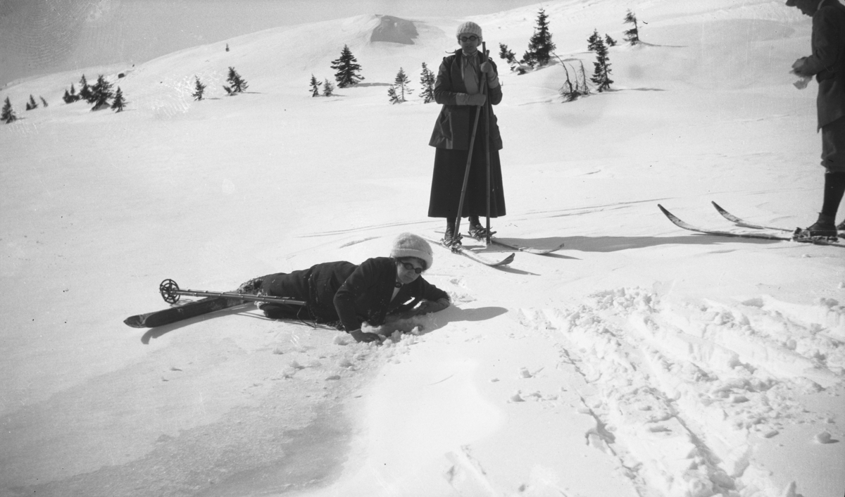 Fotoarkivet etter Gunnar Knudsen. Skitur på fjellet.