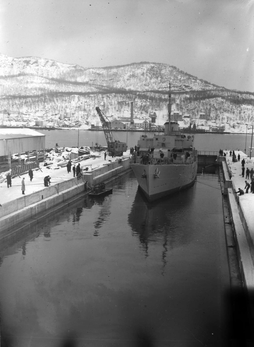 Fregatten "Sørøy" dokksettes ved Kaarbøverkstedet.