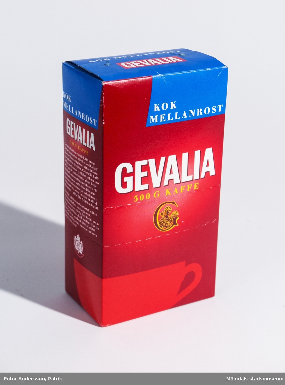 Röd och blå förpackning Gevalia Kaffe, 500 g.
Tillverkad före 1995.