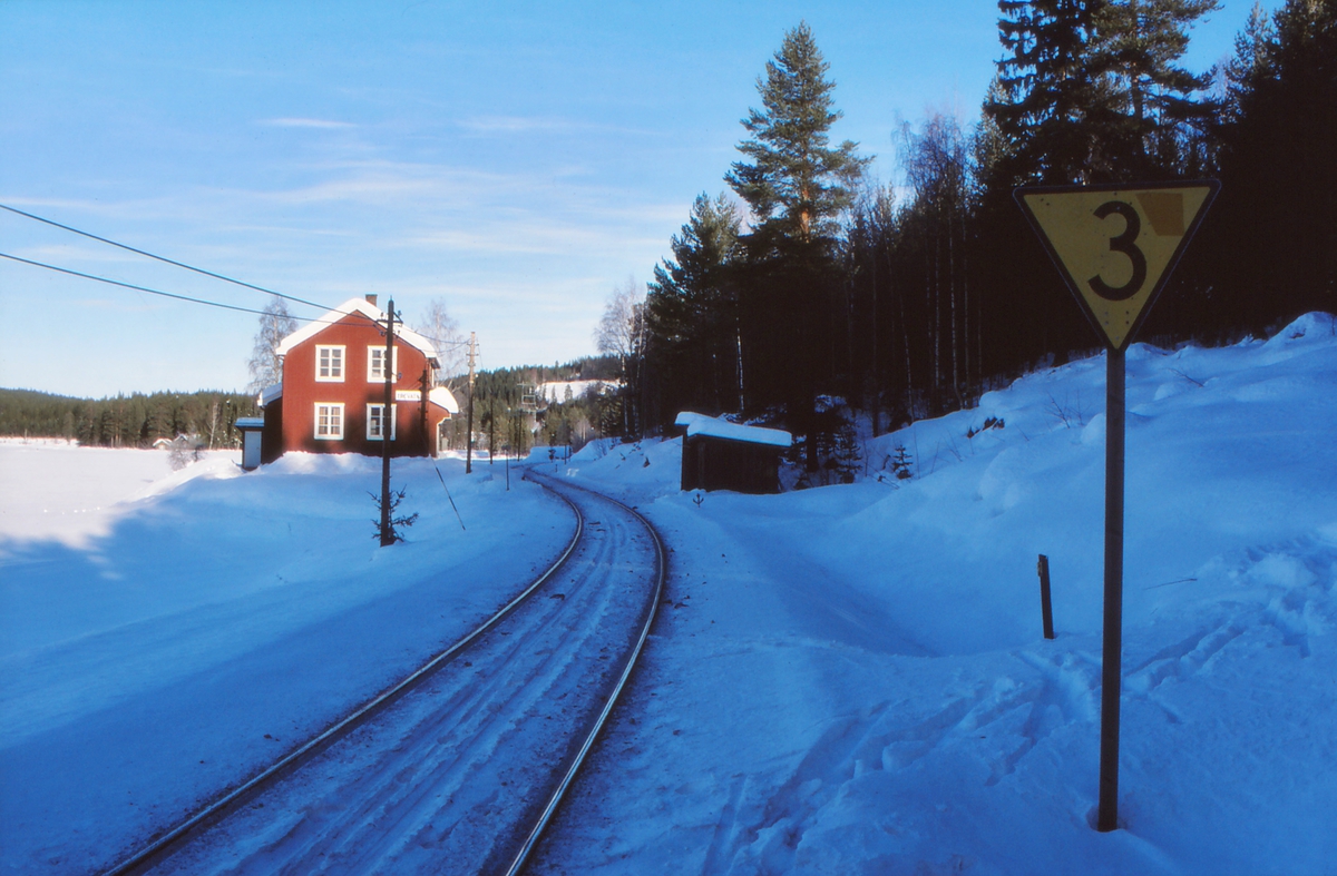 Trevatn holdeplass, tidligere stasjon, på Valdresbanen. Hastighetssignal som viser at hastigheten skal ned til 35 km/t. Dressinbu. Feriested for jernbanepersonale.